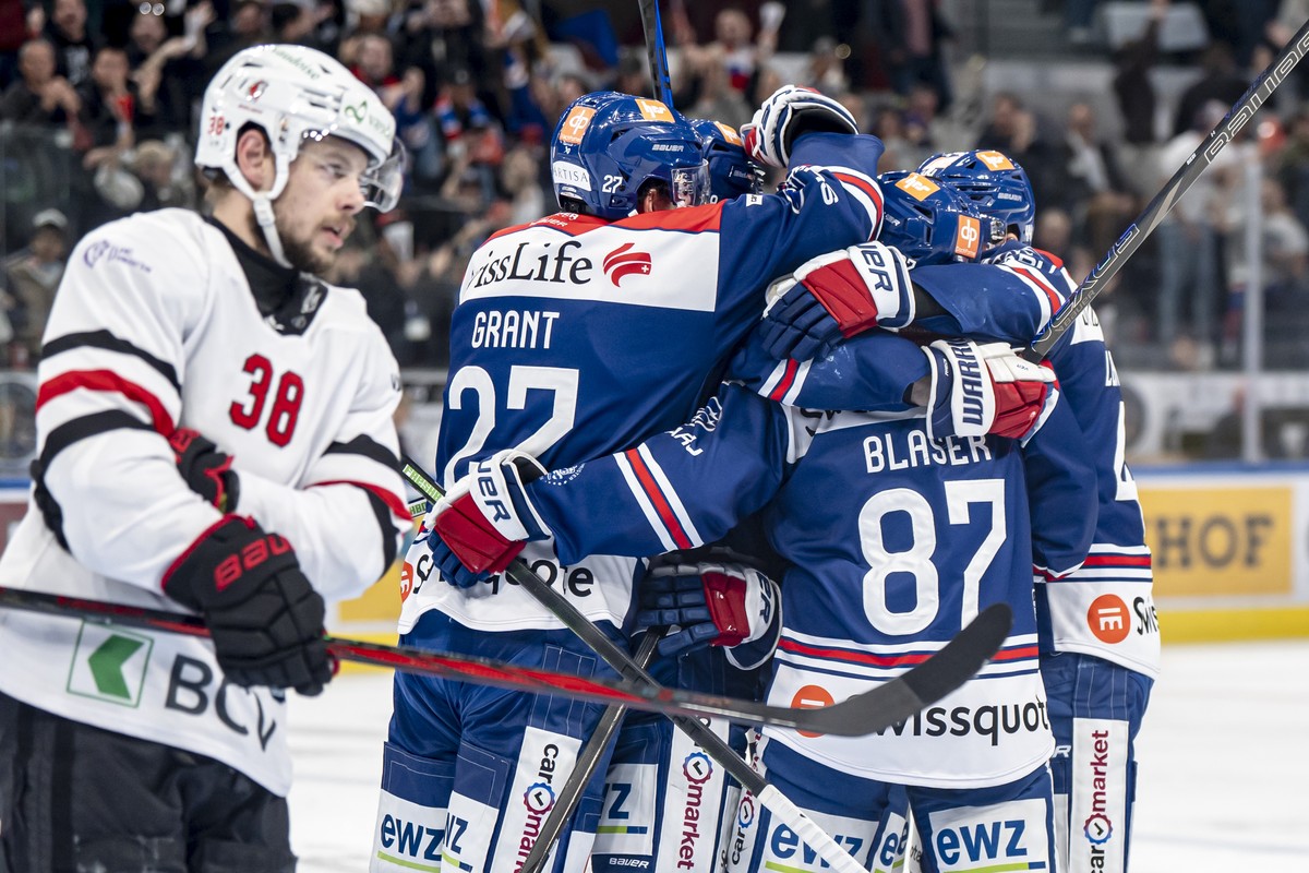 Derek Grant (ZSC), Yannick Blaser (ZSC) und Mikko Lehtonen (ZSC), von links, bejubeln den Treffer zum 1:0 vor Lukas Frick (LHC), links, im vierten Playoff Finalspiel der Eishockey National League zwis ...