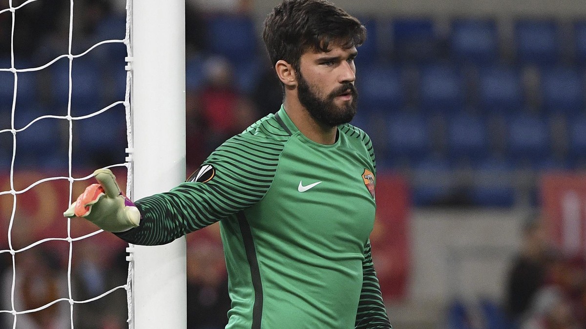 epa05646175 Roma's goalkeeper Allison Ramses Becker gestures during the UEFA Europa League group E soccer match AS Roma vs FC Viktoria Plzen at Olimpico stadium in Rome, Italy, 24 November 2016. ...