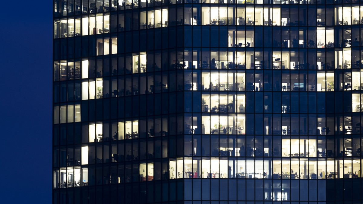 Das Buero-Hochhaus Prime-Tower fotografiert in der Daemmerung um 17:30 Uhr am ersten Tag des Teil-Lockdowns mit Home-Office-Pflicht, Montag am 18. Januar 2021 in Zuerich. (KEYSTONE/Gaetan Bally)