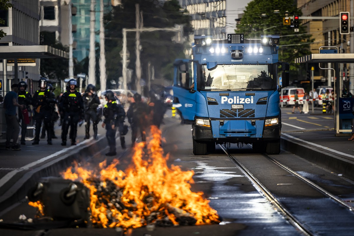 Police cordon off the area around the Lochergut with a water cannon, during a rally against the war in Gaza, on Thursday, June 12, 2025 in Zurich, Switzerland. (KEYSTONE/Michael Buholzer)