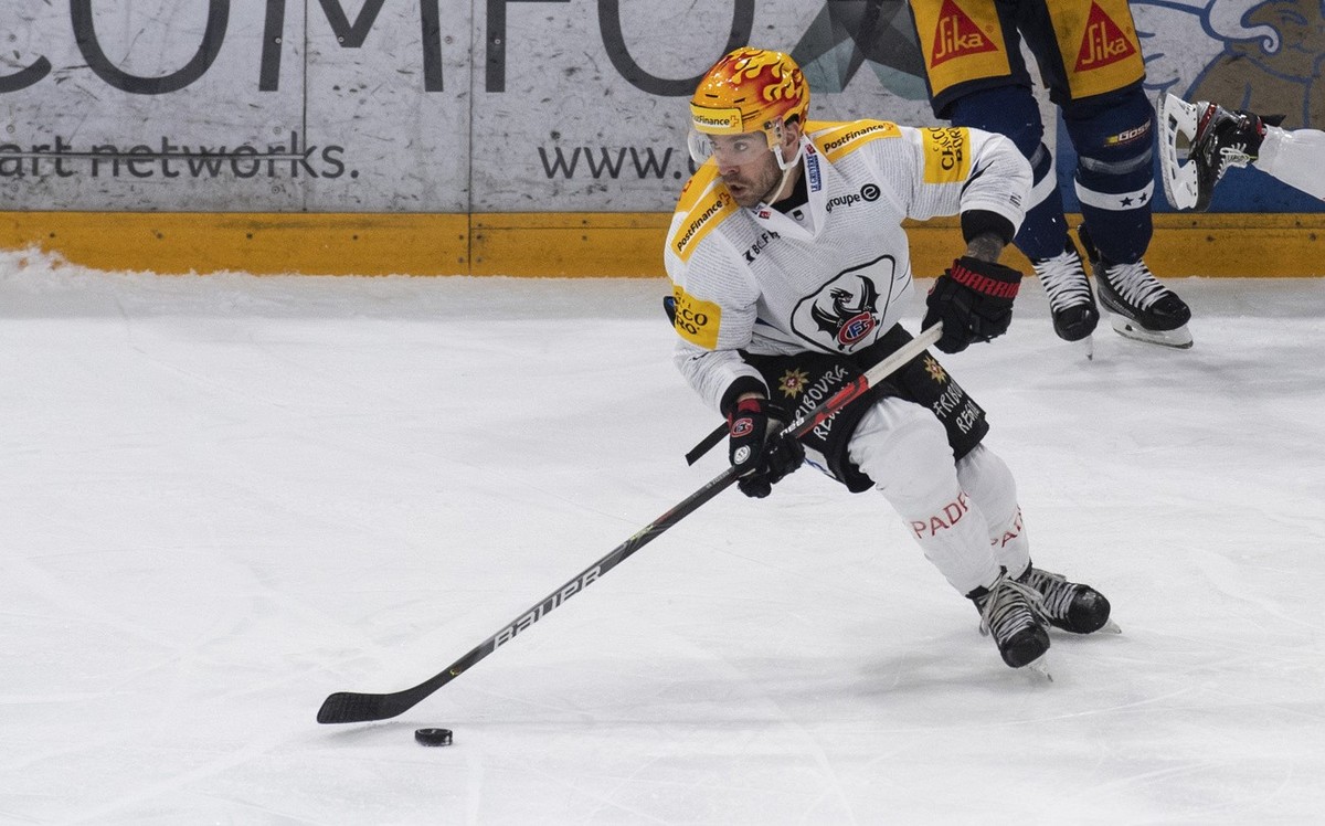 Der PostFinance Topscorer Christopher Di Domenico von Fribourg Gotteron beim Eishockey-Qualifikationsspiel der National League zwischen dem EV Zug und dem HC Fribourg Gotteron vom Mittwoch, 2. Maerz 2 ...