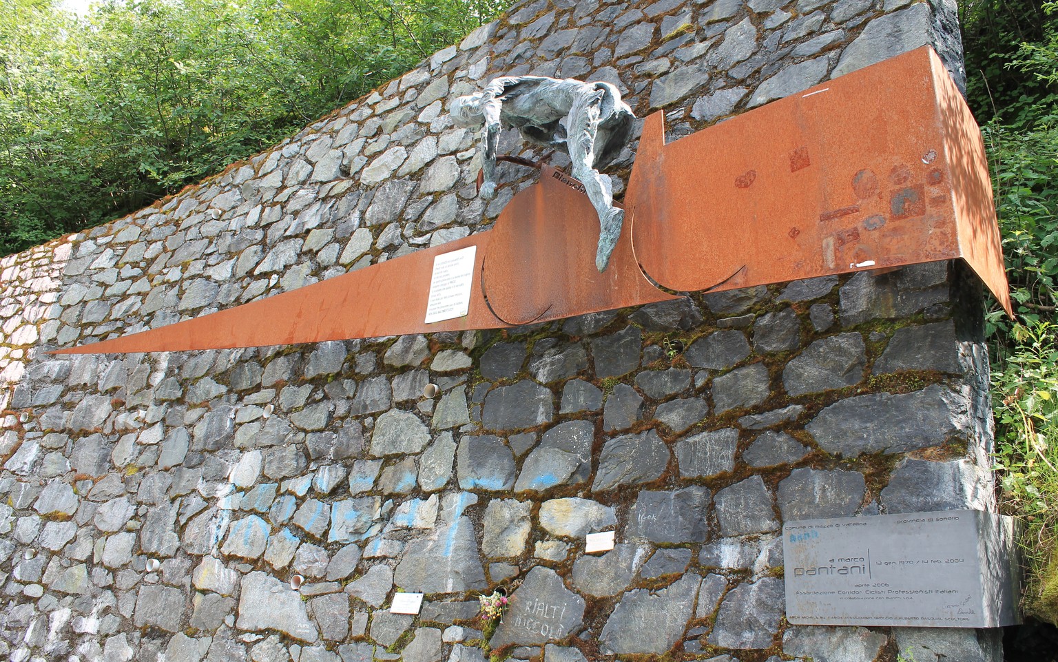 Eine Skulptur und eine kleine Gedenktafel erinnern am Mortirolo an Marco Pantani.