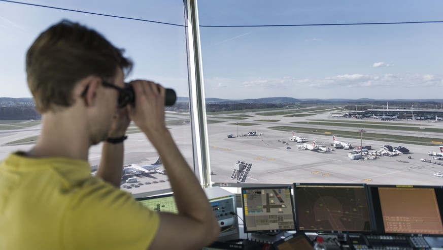 ZUR KONTROLLE DES LUFTVERKEHRS AM FLUGHAFEN ZUERICH STELLEN WIR IHNEN HEUTE DONNERSTAG, 29. MAI 2014, NEUES BILDMATERIAL ZU SKYGUIDE ZUR VERFUEGUNG -- Ein Mitarbeiter von Skyguide blickt mit einem Fel ...