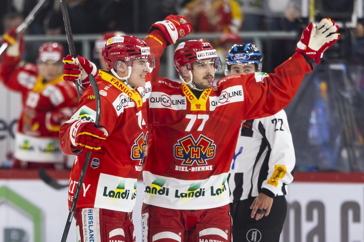La joie de Niklas Blessing (EHCB), gauche et de Robin Grossmann (EHCB), droite, apres son but (2:0) lors du match du championnat suisse de hockey sur glace de National League entre EHC Biel-Bienne et  ...