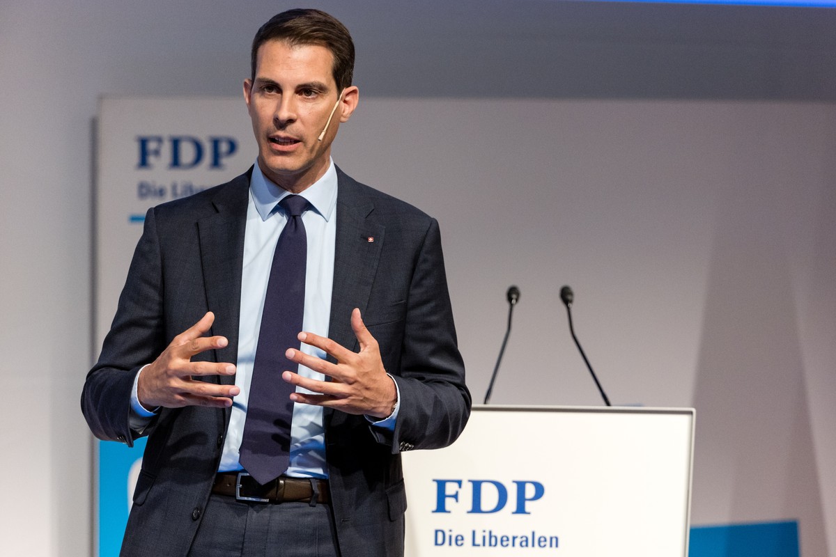 Thierry Burkart, FDP Parteipraesident und Staenderat FDP Aargau, spricht an der Delegiertenversammlung der FDP Schweiz am Samstag, 25. Juni 2022 in Andermatt. (KEYSTONE/Philipp Schmidli)