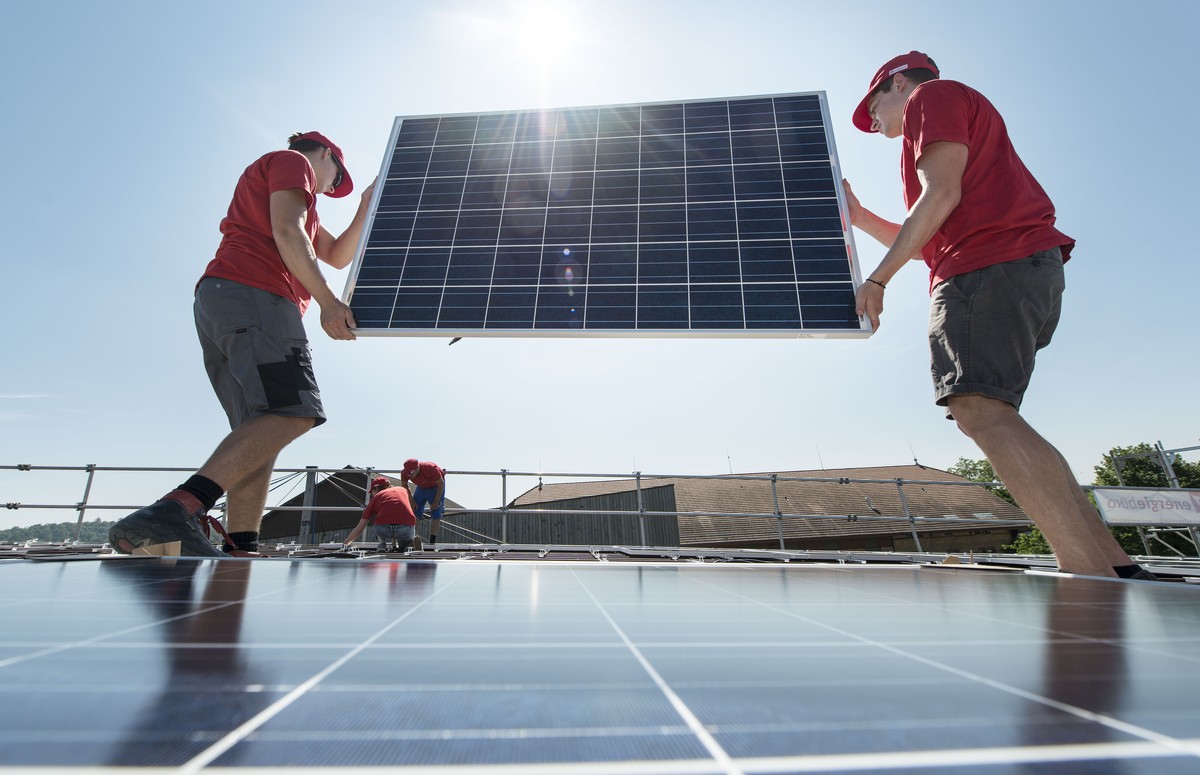 ZUR EIDGENOESSISCHEN ABSTIMMUNG VOM 21. MAI 2017 UEBER DAS ENERGIEGESETZ STELLEN WIR IHNEN ZUM THEMA SOLARENERGIE FOLGENDES BILDMATERIAL ZUR VERFUEGUNG  Solarmodule werden auf einem Dach montiert, au ...