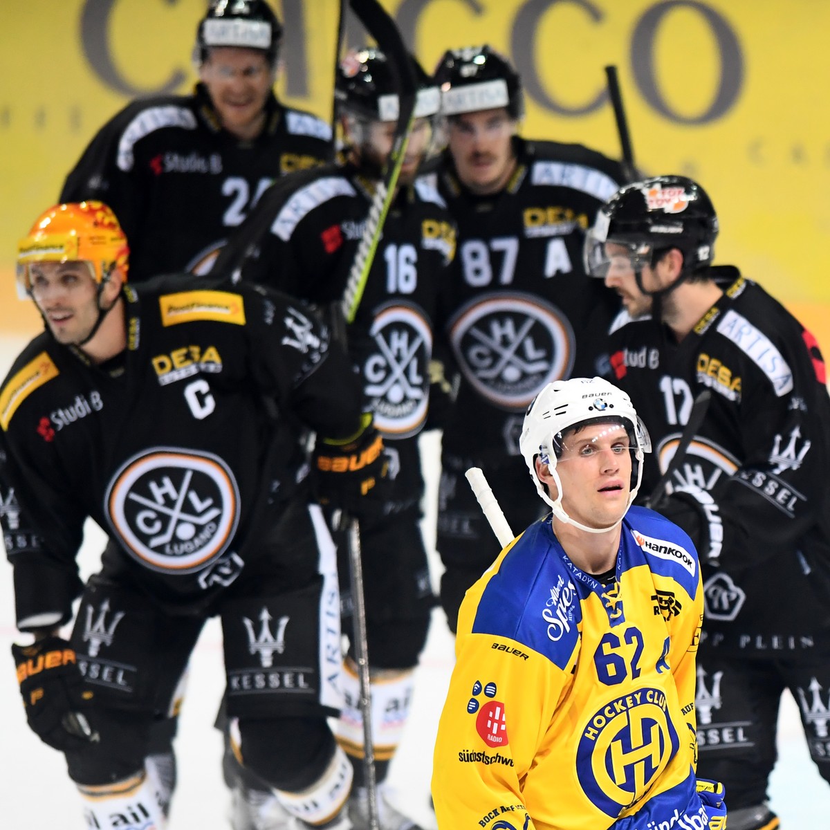 Davos's player Felicien Du Bois, front, reacts after the 3-1 goal during a qualification game of the National League between the HC Lugano and HC Davos, at the ice stadium Corner Arena in Lugano, ...