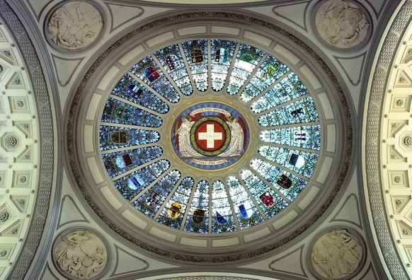 In der Kuppelhalle in der Mitte des Bundeshauses in Bern befindet sich eine Glaskuppel, welche die Schweizer Wappen zeigt, aufgenommen im Juli 2003. Die Wappen der 22 Kantone sind vom Wahlspruch &quot ...