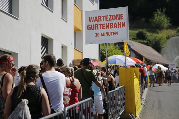 Festival visitors wait in the queue for the Gurtenbahn, at the first day of the Gurten music open air festival in Bern, Switzerland, Thursday, July 16, 2016. (KEYSTONE/Peter Klaunzer)