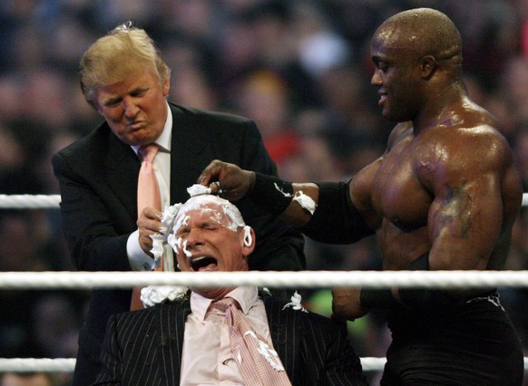 Unternehmer Donald Trump (li.) und Bobby Lasley scheren nach ihrem Sieg bei der Battle of the Billionaires dem unterlegenen WWE Chairman Vince McMahon (alle USA) den Kopf - (dep2007040103) Wrestling H ...