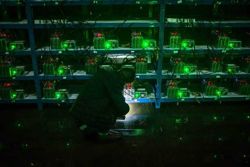 epa06262776 YEARENDER 2017 PHOTO ESSAYS
(04/26) Bitcoin miner Huang inspects a malfunctioning mining machine during his night shift at the Bitcoin mine in Sichuan Province, China, 26 September 2016. M ...