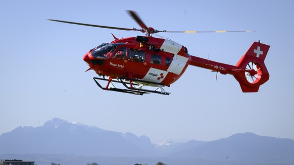 Un helicoptere Airbus Helicopters H145, HB-ZQJ, de la Garde aerienne suisse, Rega, photographie lors de son atterisage avant la conference de presse bilan 2021 ce jeudi 14 avril 2022 a la base Rega de ...