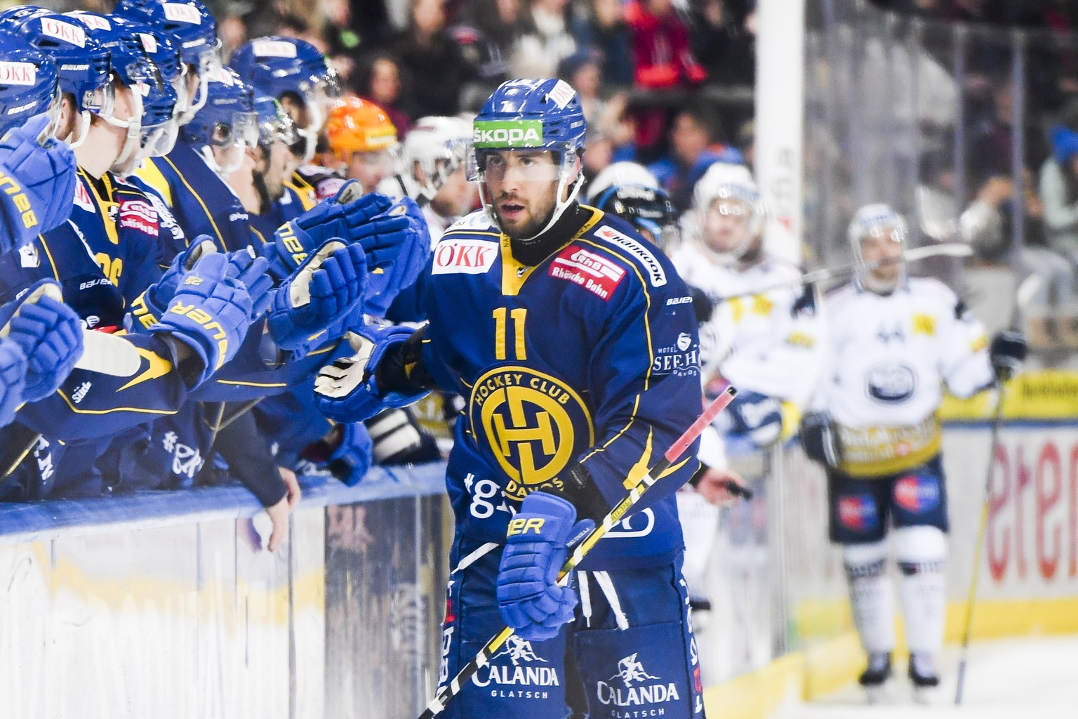 Davos&#039; Aaron Palushaj bejubelt seinen Treffer zum 2-2, beim Eishockey-Qualifikationsspiel der National League zwischen dem HC Davos und dem HC Ambri-Piotta, am Donnerstag, 13. Februar 2020, im Ei ...