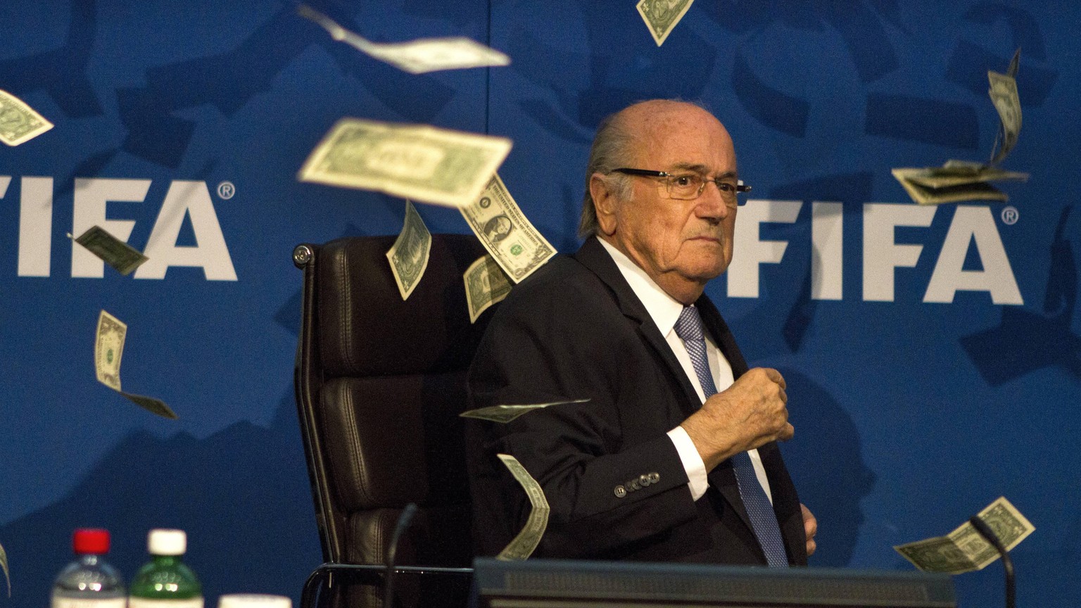 Sepp Blatter wird vom britischen Komiker Lee Nelson mit Dollar Banknoten beworfen FOOTBALL : FIFA PK nach der Sitzung des Exekutiv Komitees - Zurich - 20/07/2015 ElyxandroCegarrax PUBLICATIONxNOTxINxF ...