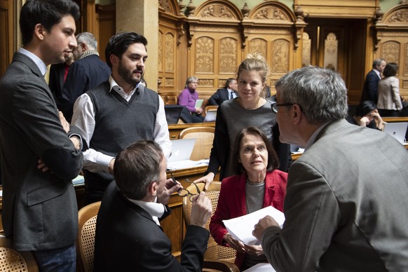 Die SP-Nationalraete Fabian Molina, ZH, Cedric Wermuth, AG, Claudia Friedel, SG, Nadine Masshardt, BE und Eric Nussbaumer, SP-BL, von links, diskutieren an der Fruehlingssession der Eidgenoessischen R ...