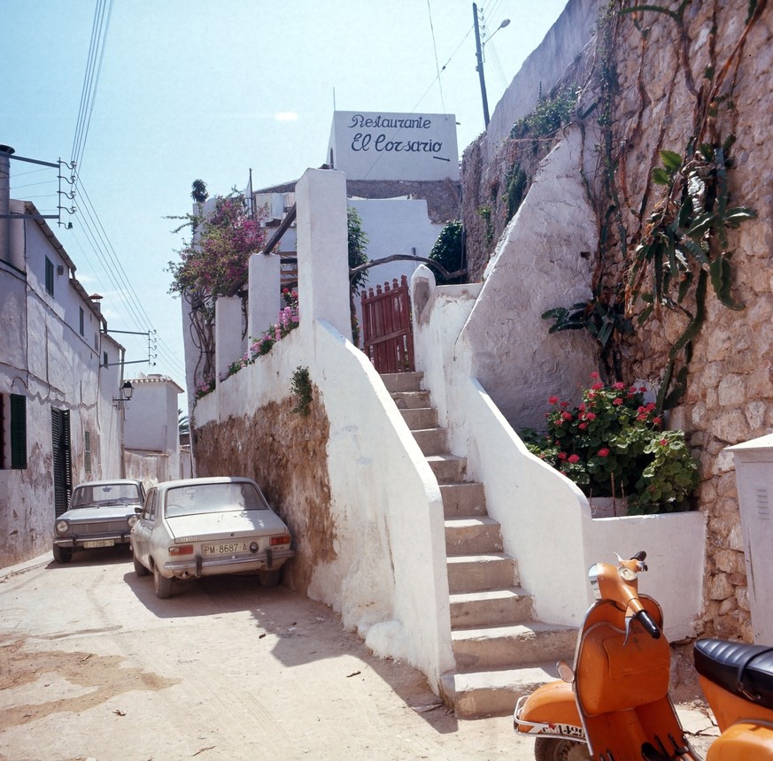 "Walter Rudolph – Ibiza 1976"

https://agonyecstasygallery.com/products/walter-rudolph-ibiza-1976