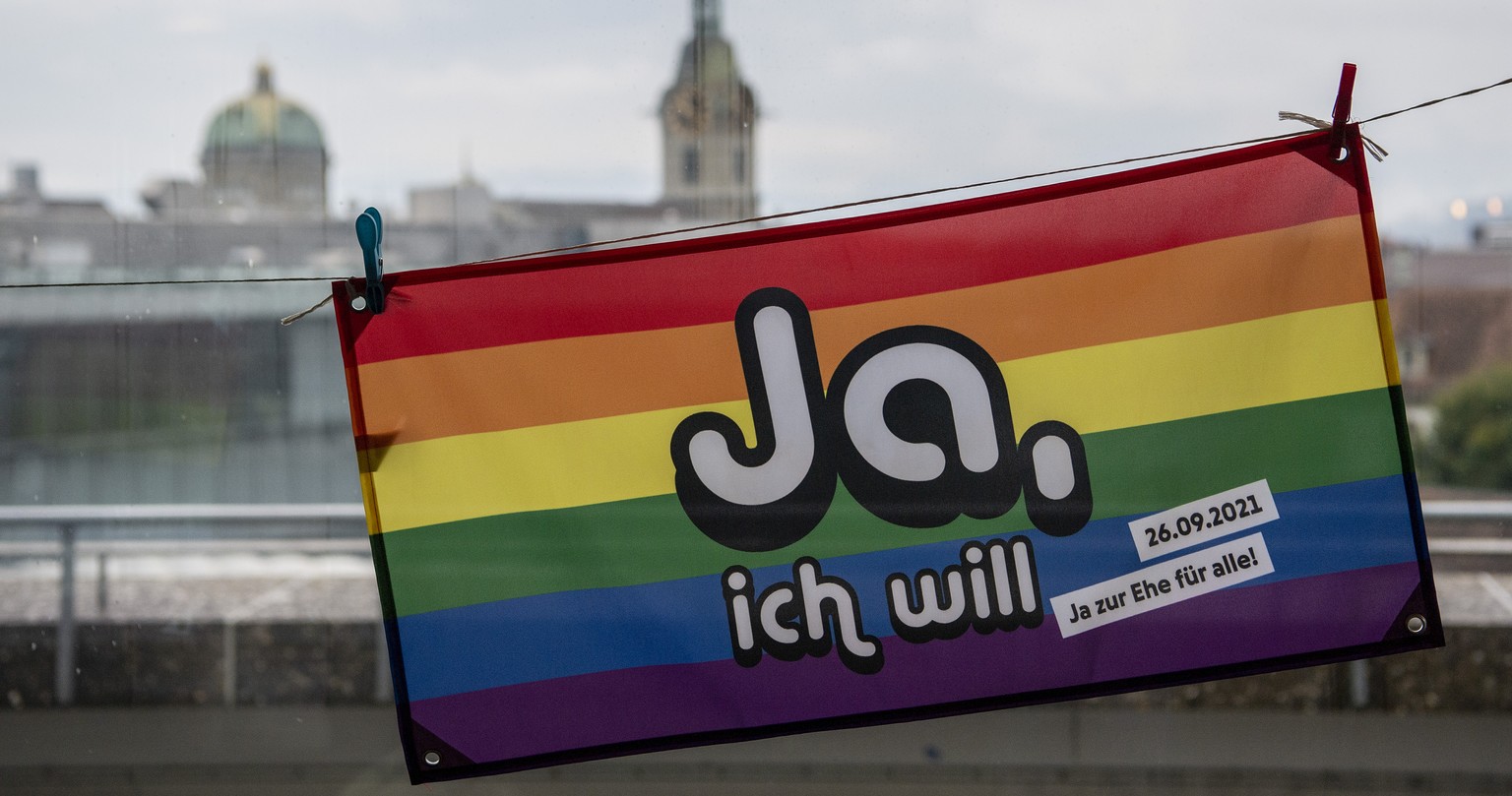 Ein Plakat zur Ehe fuer alle haengt an einer Scheibe, am Sonntag, 26. September 2021 in Bern. Das eidgenoessische Stimmvolk hatte am Sonntag ueber zwei Vorlagen zu bestimmen, die Volksinitiative &quot ...