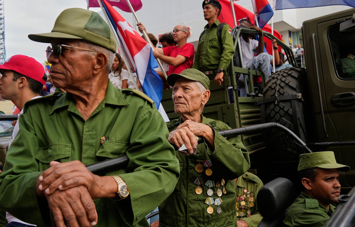 Veterans of the 1959 Cuban Revolution take part in a parade during the anniversary of Fidel Castro's arrival to the capital as the head of the rebel army, in Havana, Thursday, Jan. 8, 2026. (AP P ...