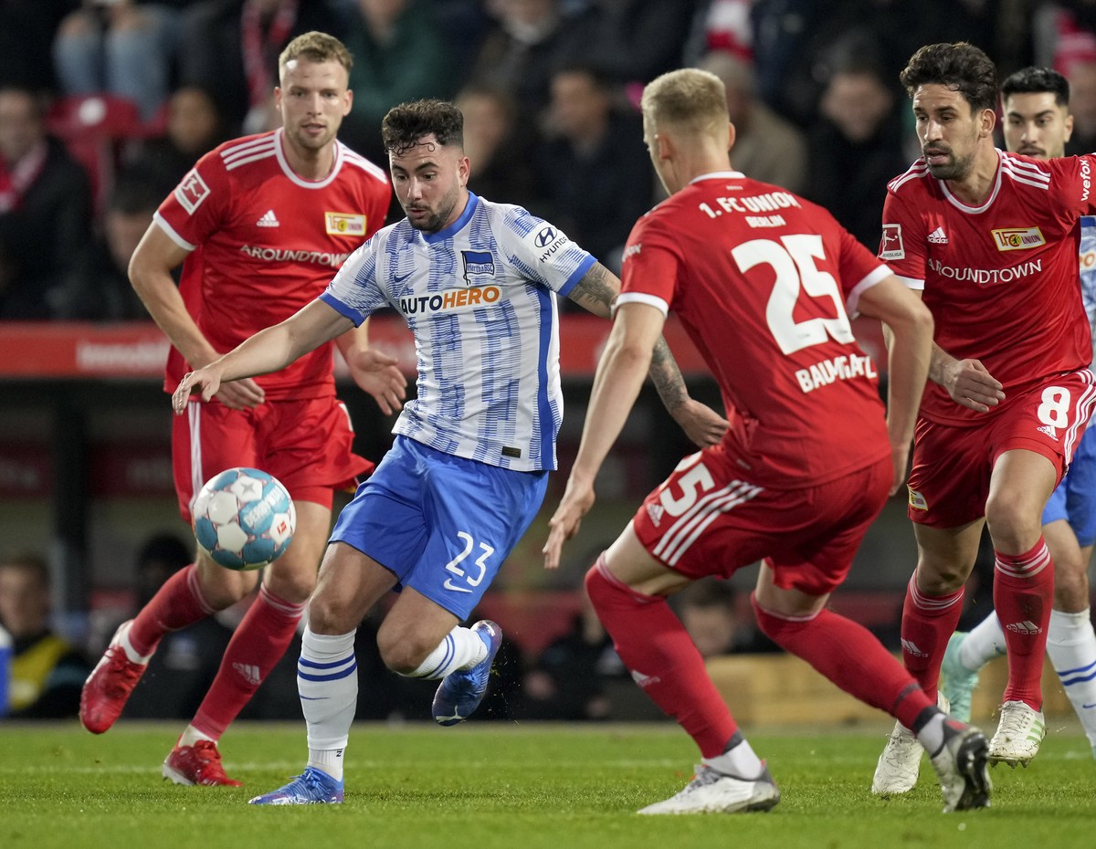 Berlin's Marco Richter, second left, and Union's Timo Baumgartl, front, challenge for the ball during the German Bundesliga soccer match between 1. FC Union Berlin and Hertha BSC Berlin in B ...