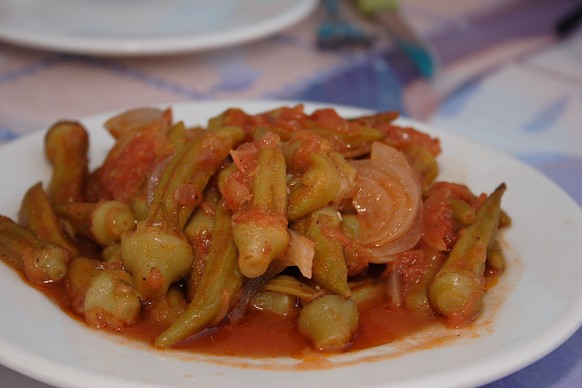 «Okra in Tomaten-Öl-Sauce» schreibt Wikipedia sehr ehrlich dazu.