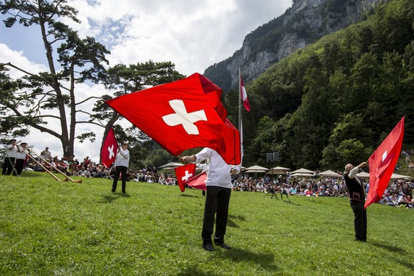 Fahnenschwinger bei der 1. August Bundesfeier auf der Ruetliwiese am Montag, 1. August 2016. (KEYSTONE/Alexandra Wey)