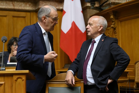 Bundesrat Guy Parmelin, links, und Bundesrat Ueli Maurer, rechts, sprechen waehrend der Sommersession der Eidgenoessischen Raete, am Donnerstag, 9. Juni 2022 im Nationalrat in Bern. (KEYSTONE/Anthony  ...