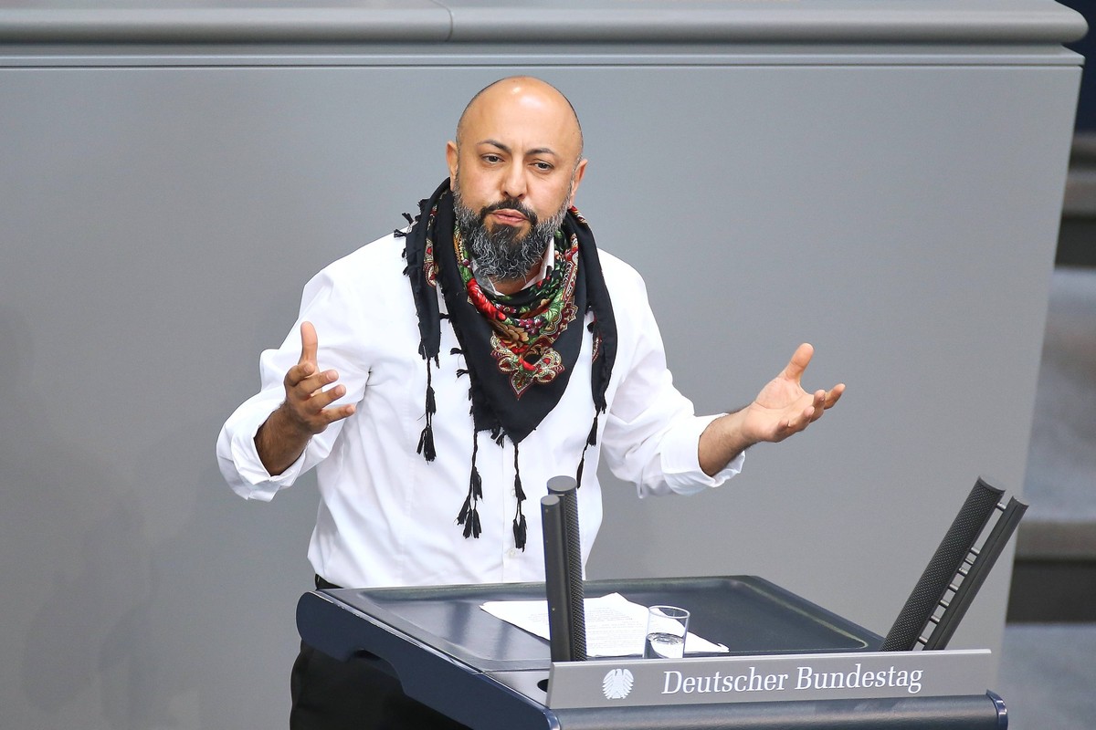 News Bilder des Tages Berlin, Deutschland, 22.05.2025: Deutscher Bundestag: 7. Bundestagssitzung: Ferat Kocak, Linke *** Berlin, Germany, 22 05 2025 German Bundestag 7 Bundestag session Ferat Kocak, L ...