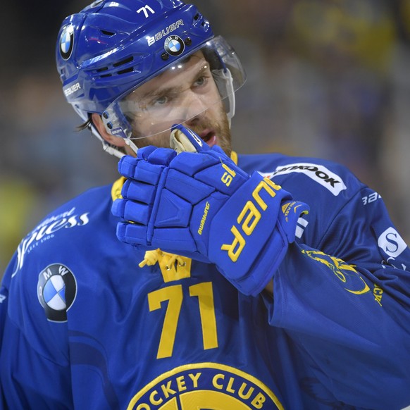 Der Davoser Claude Paschoud scheint nachdenklich, beim Eishockey Meisterschaftsspiel in der Qualifikation der National League zwischen dem HC Davos und dem HC Ambri-Piotta am Samstag, 22. September 20 ...