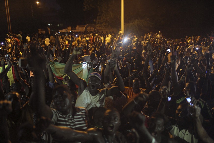 Anti-Putschisten singen die Nationalhymne in Ouagadougou am 21. September.&nbsp;
