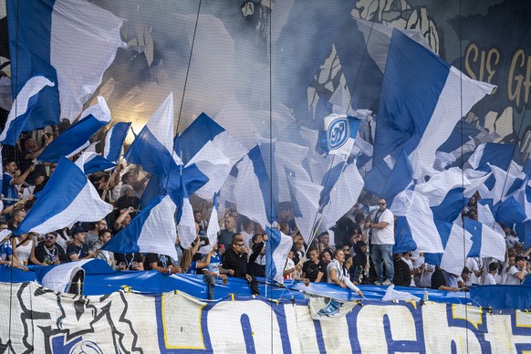 Die Fans von Luzern beim Super League Meisterschaftsspiel zwischen dem FC Luzern und den Grasshoppers Zuerich vom Samstag, 11. September 2021 in Luzern. (KEYSTONE/Urs Flueeler)