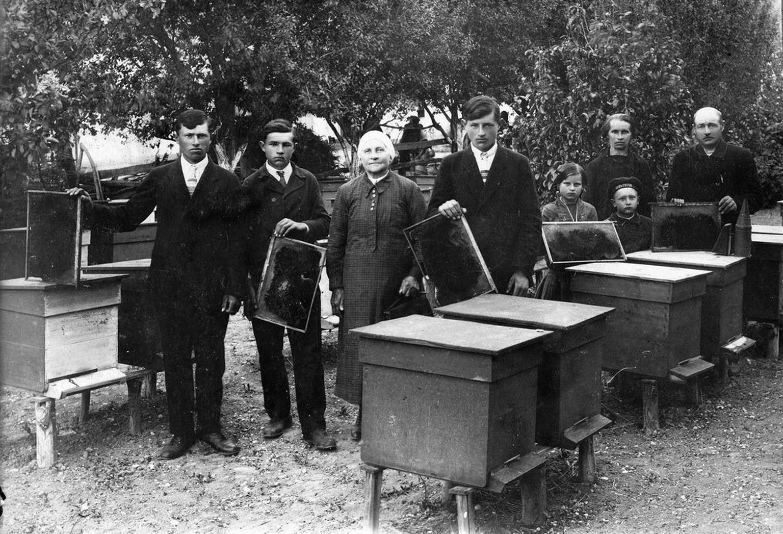 1930 in Zürichtal: Imker-Familie Vollenweider.&nbsp;