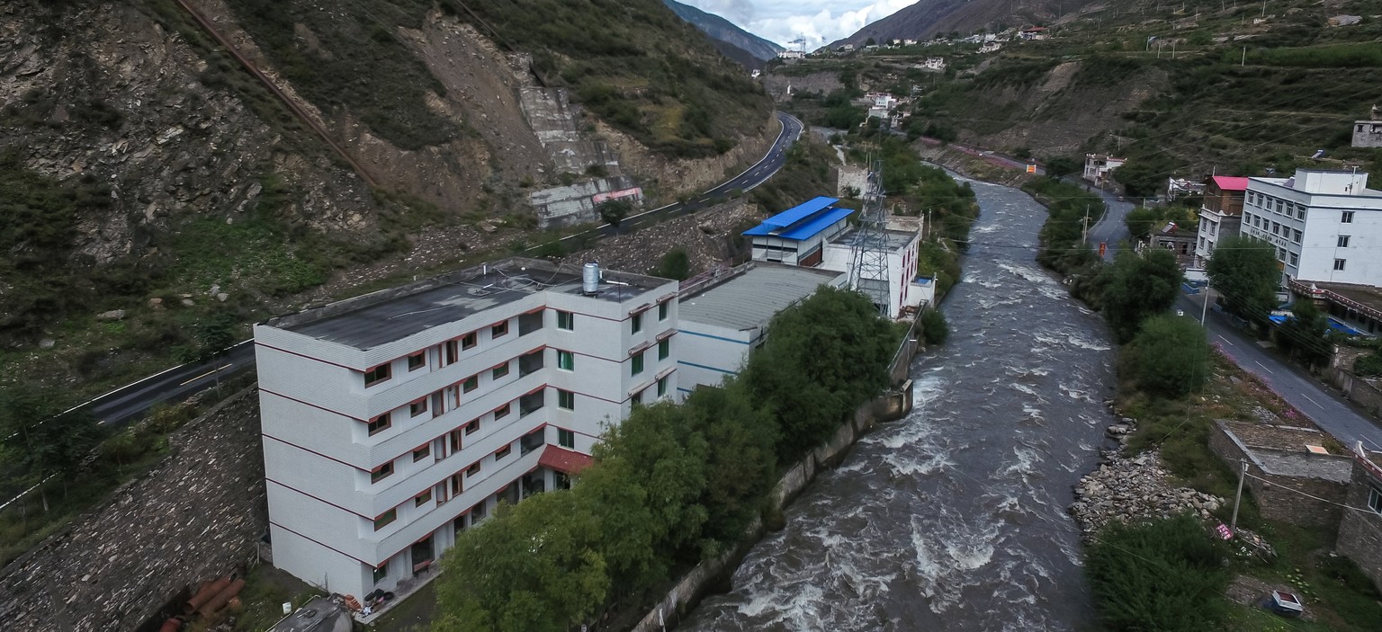 Ein Bitcoin-Mining-Unternehmen (blaues Dach) gleich neben dem Wasserkraftwerk in Ngawa, Sichuan. <a target="_blank" rel="nofollow" href="https://www.jbs.cam.ac.uk/faculty-research/centres/alternative-finance/publications/3rd-global-cryptoasset-benchmarking-study">62 Prozent aller Bitcoin-Miner weltweit setzen auf Wasserkraft</a>.