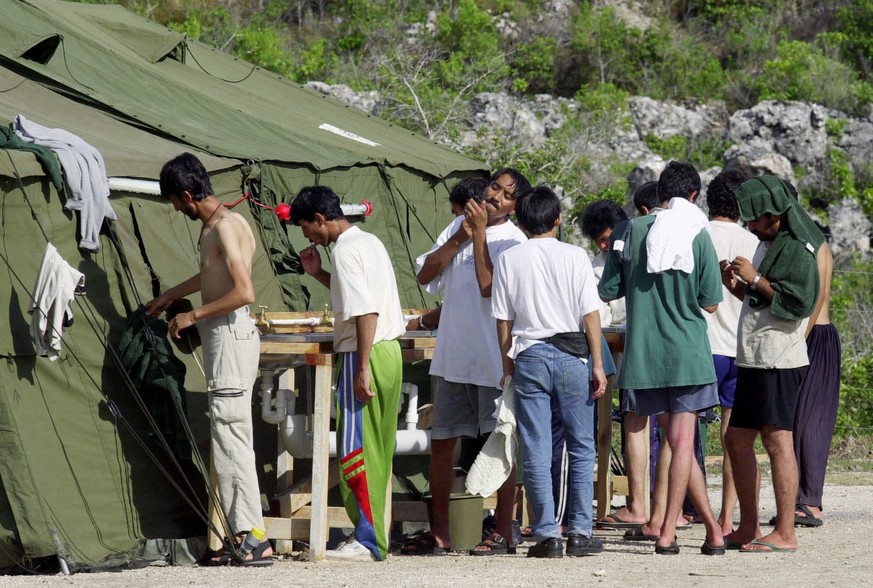 Männer rasieren und waschen sich in einem Flüchtlingslager in Nauru.