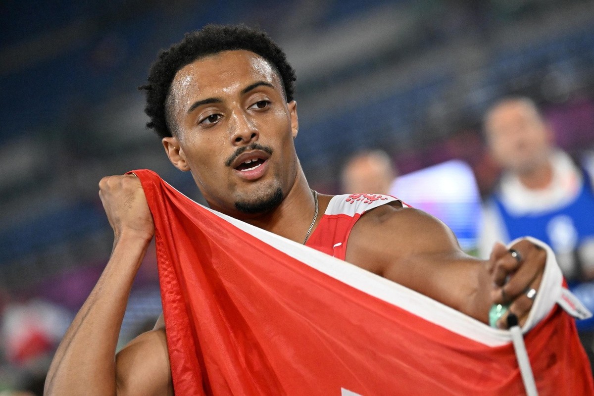 epa11403022 Timothe Mumenthaler of Switzerland celebrates winning the men's 200m at the European Athletics Championships 2024 in Rome, Italy, 10 June 2024. EPA/CLAUDIO PERI