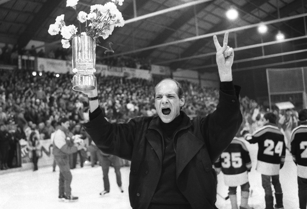 ARCHIVBILD ZUM KEYSTONE-SDA-TEXT ZUM JUBILAEUMSJAHR 1990 --- Der ueberglueckliche HC Lugano-Trainer John Slettvoll haelt nach dem 5 zu 7 Sieg gegen den HC Davos den Eishockey-Meisterbecher in die Hoeh ...