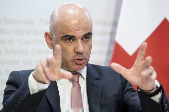 Bunddesrat Alain Berset spricht an einer Medienkonferenz ueber Covid-19 Entscheide, am Freitag, 19. Juni 2020, in Bern. (KEYSTONE/Peter Schneider)