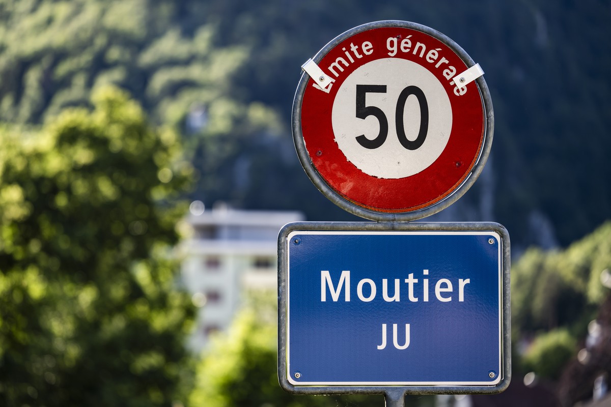 Une vue du panneau de localite de la ville de Moutier le mercredi 10 juin 2026 a Moutier dans le Jura. (KEYSTONE/Jean-Christophe Bott)