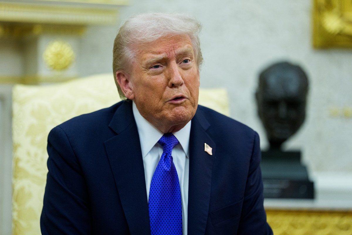 epa12474344 US President Donald J. Trump gives remarks as he meets with NATO Secretary General Mark Rutte in the Oval Office of the White House in Washington, DC, USA, 22 October 2025. The leaders met ...