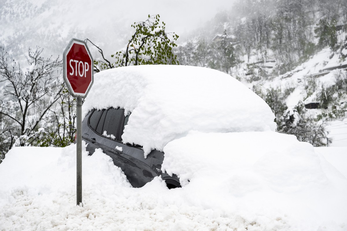 La neige recouvre une voiture le jeudi 17 avril 2025 a Stalden dans le Haut-Valais. Les fortes precipitations, qui s'abattent sur le Valais depuis mercredi, n'ont pas fait de degat majeur, a ...