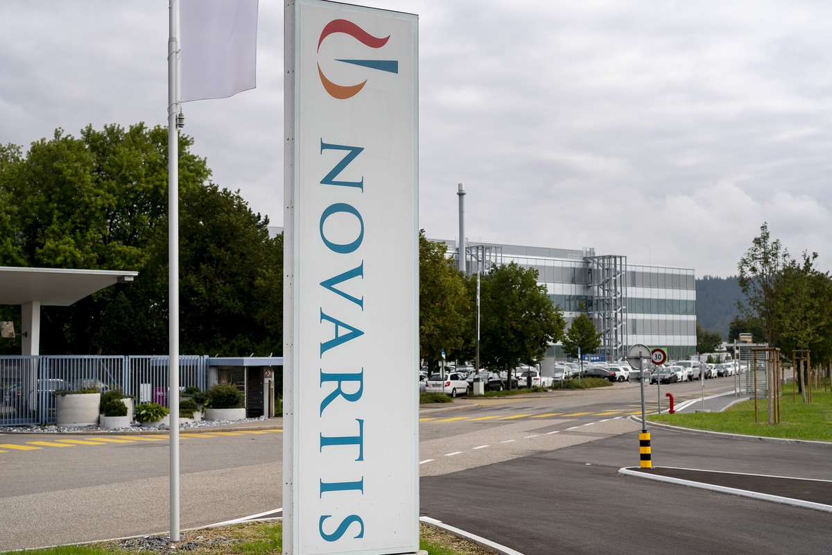 ARCHIV -- Das Novartis-Logo vor den Produktionswerken von Novartis in Stein, am Montag, 3. September 2018. Der Pharmakonzern Novartis plant einen groesseren Stellenabbau, wie das Unternehmen am Dienst ...