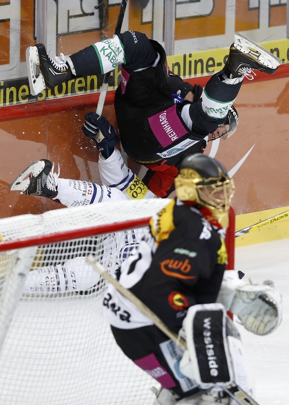 Bern&#039;s Jeremie Kamerzin, oben, checkt Ambris Jesse Zgraggen, unten, im Eishockey Meisterschaftsspiel der National League A zwischen dem SC Bern und dem HC Ambri-Piotta, am Dienstag, 13. September ...