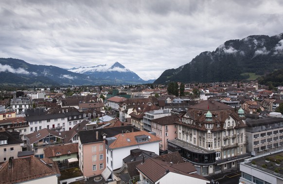 Ausblick aus dem groessten Riesenrad der Schweiz auf die Stadt Interlaken, am Samstag, 11. Juli 2020. Das Riesenrad ist 46 Meter hoch und hat 36 Gondeln, darunter auch eine VIP-Gondel. Die Sommerattra ...