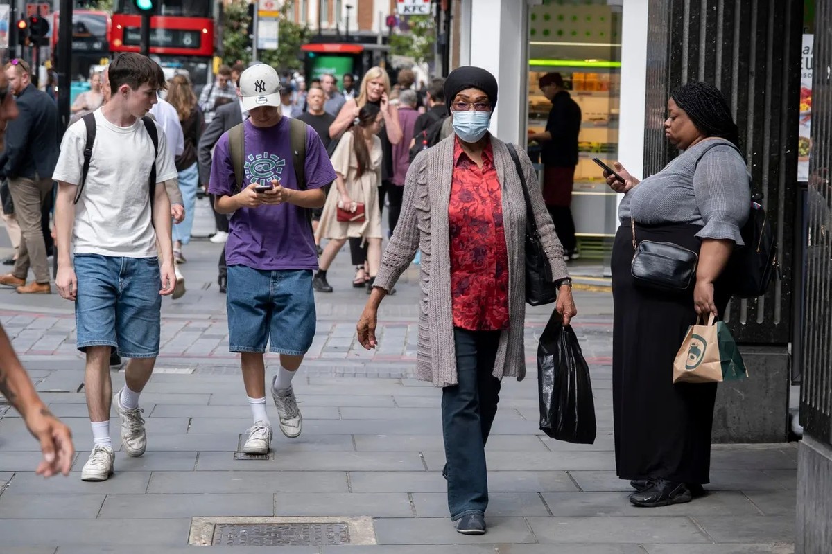 In London begegnet man wieder häufiger Menschen mit Schutzmasken.