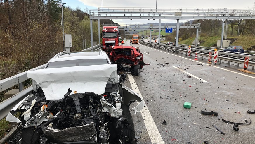 HANDOUT --- Auf der A3 bei Effingen prallte am Mittwoch, 27. November 2019, ein Automobilist mit massiver Wucht ins Heck eines anderen Wagens. Dieser wurde nach vorne gegen einen Lastwagen geschoben u ...