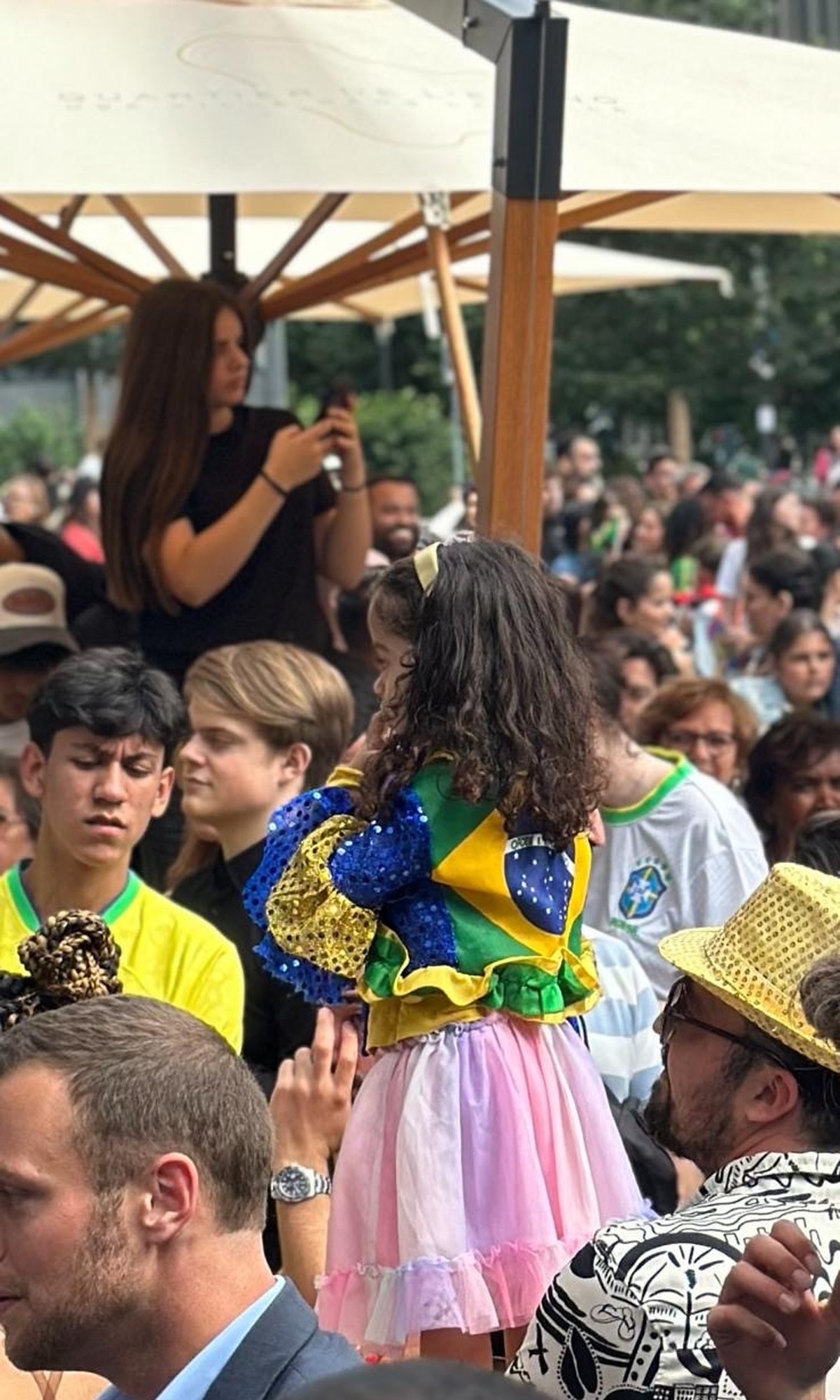 Les patrons du R10 rêvaient d'une ambiance familiale, c'est réussi. Jeunes et moins jeunes sont des centaines à attendre la star du ballon rond.