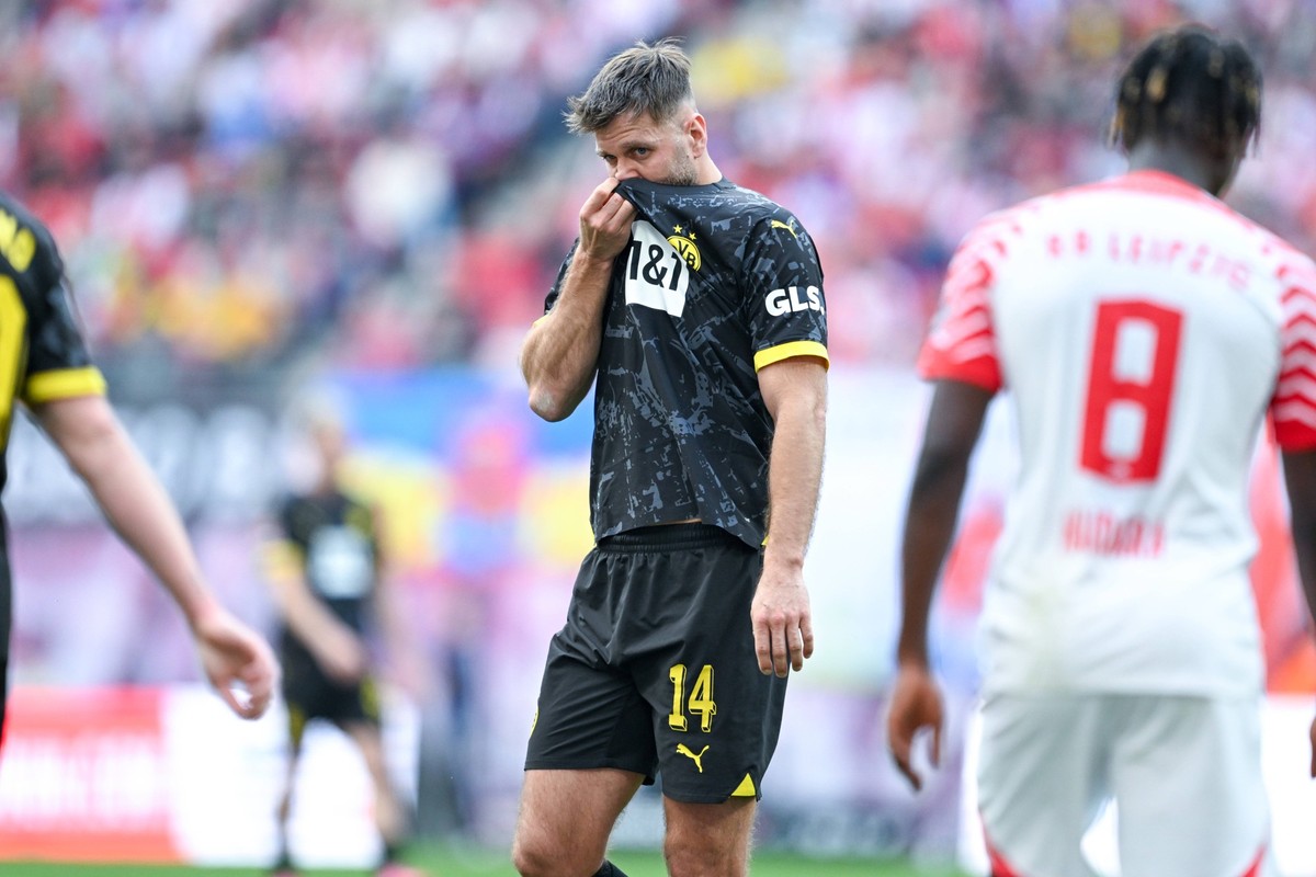 Fu�ball - 1. Bundesliga -RB Leipzig - Borussia Dortmund am 27.04.2024 in der Red Bull Arena in Leipzig Niclas F�llkrug / Fuellkrug Dortmund unzufrieden, entt�uscht, enttaeuscht, niedergeschlagen. ***  ...