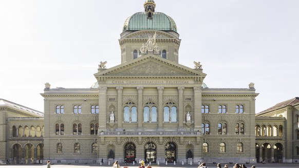 Das Bundeshaus mit dem Kunstwerk Tilo im Giebelfeld, dem Tympanon des Bundeshauses, fotografiert am Donnerstag, 10. April 2025 in Bern. (KEYSTONE/Christian Beutler)