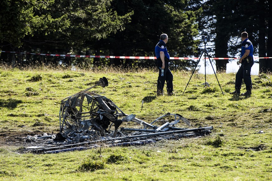 Des policiers travaillent autour de la scene du crash d&#039;un ULM ce mercredi 23 aout 2017 au Soliat dans le canton de Neuchatel. Un ULM s&#039;est ecrase mardi soir pres du Creux-du-Van. Les deux o ...