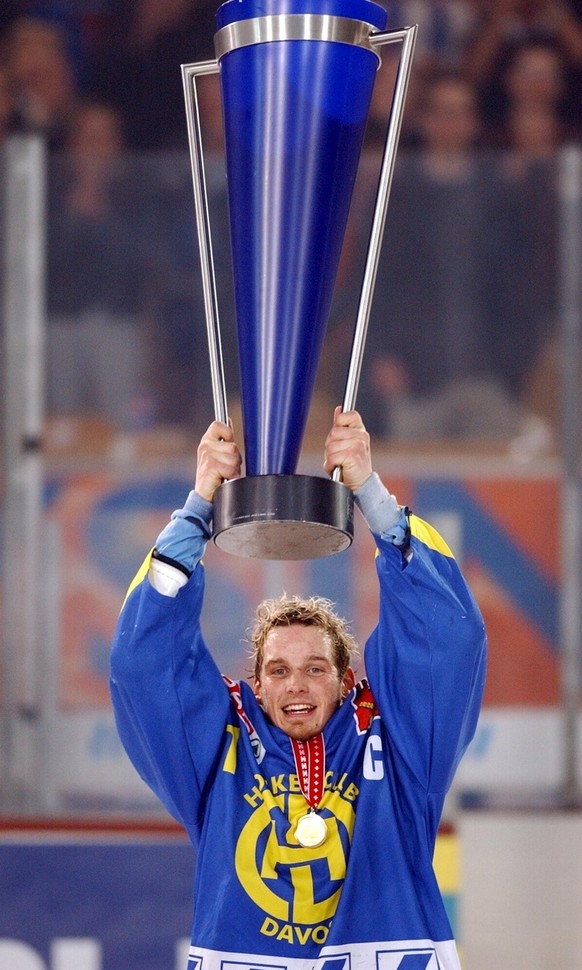 HC Davos Kaeptn Patrick Fischer jubelt mit dem Meisterpokal nach dem NLA Eishockey Playoff Finalspiel zwischen den ZSC Lions und dem HC Davos am Samstag, 6. April 2002, in Zuerich. (KEYSTONE/Walter Bi ...