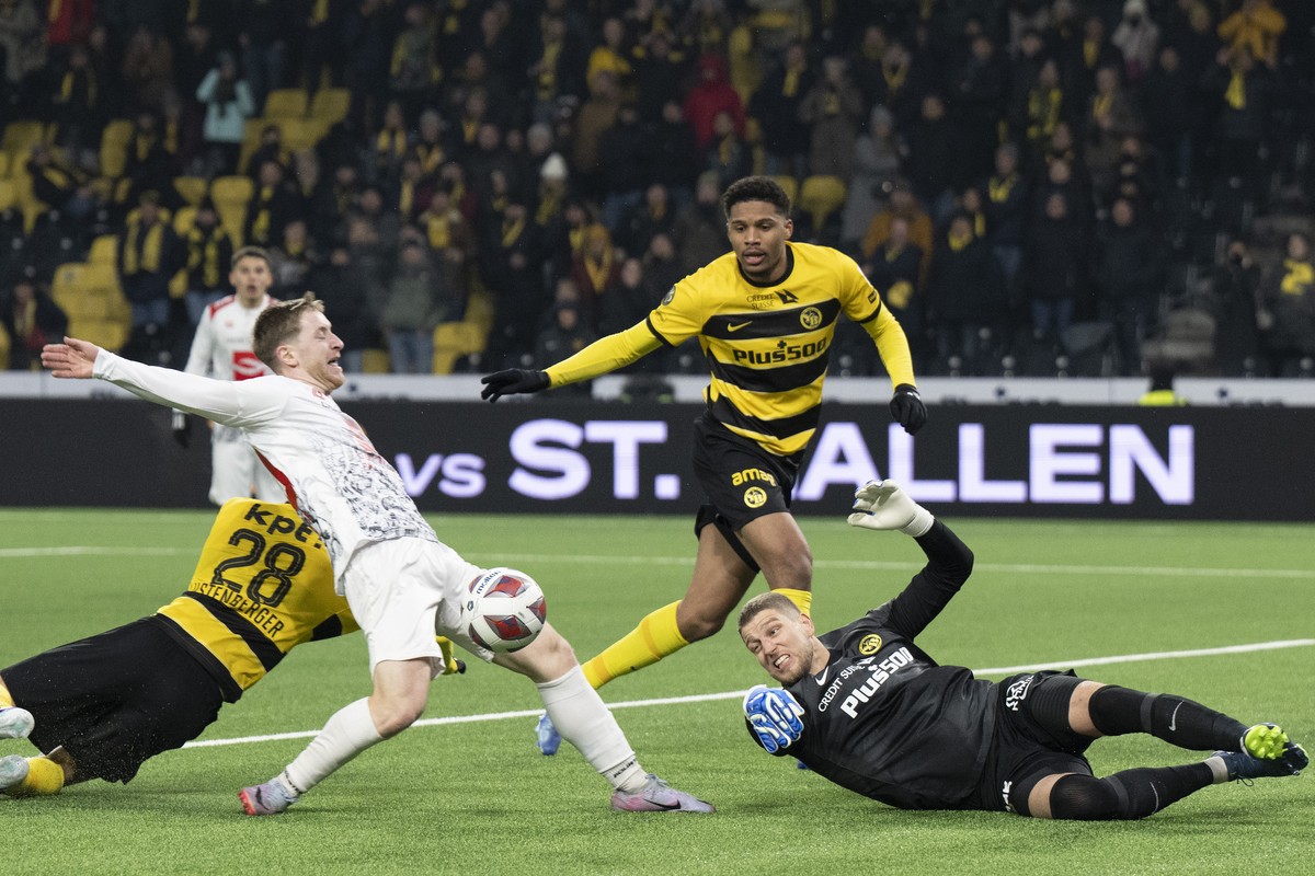 YB Torhueter David von Ballmoos, rechts, und Aurele Amenda, Mitte, im Duell mit Lausannes Nathan Garcia im Fussball Meisterschaftsspiel der Super League zwischen den Berner Young Boys und dem FC Stade ...